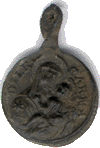 Medalik�lis. Averse - �v. Marija su k�dik�liu J�zumi ant rank�, �ra�as DILE CARMA. Reverse vaizduojamas pragaras, o vir� jo r�styb�s taur� 